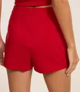 Short pollera corto confeccionado en bengalina con viscosa certificada, con cierre por cremallera invisible en la parte de atrás y recorte delantero.