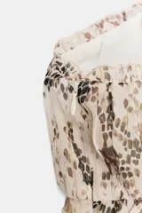 Vestido midi de tejido plisado con estampado de piel de serpiente en tonos beige y marrón. Presenta escote pico con detalle de fruncido central y tirantes finos ajustables que se cruzan en la espalda.