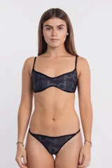 Top de bikini negro con estampado de letras en tono gris oscuro. Diseño de copa con escote pronunciado y tirantes finos ajustables.