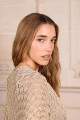 Saco calado de punto color dorado, de mangas 3/4 y talle único.