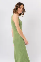 Vestido midi verde oliva de tejido acanalado, con escote en V y silueta al cuerpo con caída fluida.