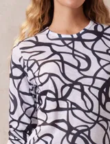 Buzo blanco estampado con cuello a la base y mangas tres cuartos, marca Milano.
