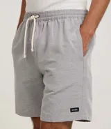 Bermuda masculina de sarga, color verde claro con estampado de rayas finas. Posee cintura elástica con cordón para ajuste y bolsillos.