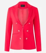 Blazer negro de punto roma con cuello solapa, cierre con ganchos, botones delanteros y forro de poliéster.