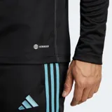 Buzo deportivo Adidas Tiro 23 Club para hombre, color negro con detalles celestes en las tres tiras sobre los hombros y logo de la marca en el pecho.
