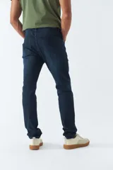 Pantalón jean negro de corte recto, tiro medio, con logo bordado y presillas para cinturón.