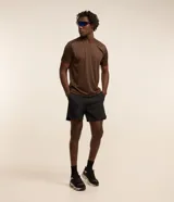 Remera deportiva gris con cuello redondo, mangas cortas, estampa heat print y detalle en los hombros. Confeccionada en tejido de malla con tecnología Dry.