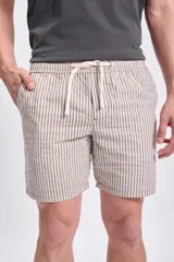 Bermuda casual de lino a rayas verticales color beige con cordón ajustable en la cintura.
