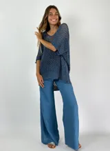 Top de punto de red color azul, con diseño amplio y cómodo, ideal para el verano.