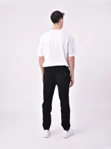 Pantalón jogger negro con cintura elástica ajustable con cordón y tobillos ajustados.