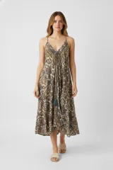 Vestido largo con estampado multicolor, corte recto, cuello en V, breteles finos y borlas decorativas.