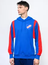 Buzo canguro azul con capucha, mangas rojas y escudo del Club Nacional de Football estampado en el pecho.