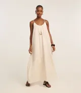 Vestido midi de color negro confeccionado en tejido de viscolino. Cuenta con breteles finos, escote redondo con pliegues frontales y un panel con volado en el ruedo.