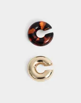 Set de dos earcuffs estilo chunky: uno en carey y otro dorado.