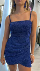 Minivestido azul con lentejuelas plateadas, breteles finos y corte ajustado.