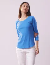 Remera de algodón color verde agua, con escote redondo y mangas 3/4.