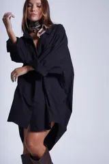 Camisa oversize color beige de manga larga con bolsillos frontales.