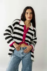 Camisa de algodón con rayas tejidas en negro y crudo, de tejido liviano y suave, con cuello camisero, cierre frontal con botones y mangas largas. De estilo relajado y vintage.