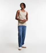 Musculosa de hombre color beige, de algodón acanalado, sin estampa y con cuello redondo.