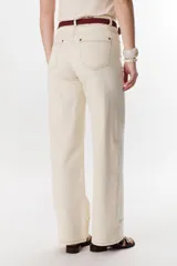 Pantalón negro de corte recto, pierna ancha y tiro alto, con detalles de pespuntes blancos a contratono.