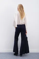 Pantalón de terciopelo color borgoña, estilo oxford, con bolsillos diagonales delanteros y ojal trasero.