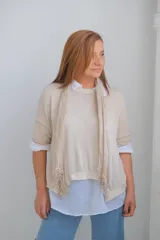 Sweater color crudo de tejido de punto, con cuello redondo y mangas 3/4. Incluye una bufanda fina del mismo tejido con terminaciones de encaje.
