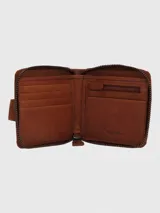 Billetera de cuero color marrón con cierre de cremallera y broche. Tiene múltiples compartimentos para tarjetas y billetes.