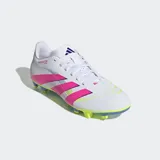 Championes de fútbol Adidas Predator Club FG/MG, color blanco con detalles en rosa y amarillo. Presentan las tres tiras características de la marca en color rosa. Suela con tapones para terreno firme y pasto sintético.