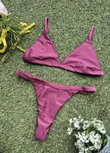 Conjunto de bikini color uva metalizado, compuesto por un corpiño triangular fijo con abertura para tazas soft y una bombacha colaless regulable.