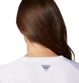 Remera de manga larga blanca con logo de Columbia en el pecho y en la manga. Con protección solar UPF 50 y tecnología de secado rápido Omni-Wick.