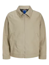 Chaqueta color verde oliva de manga larga con cuello clásico, cierre frontal con cremallera y bolsillos laterales.