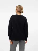 Sweater de punto negro con cuello redondo y mangas largas, con diseño de hombros caídos.