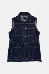 Chaleco de jean azul oscuro con cuello camisero, sin mangas, con cuatro bolsillos frontales y cinturón de la misma tela.