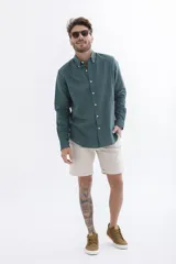 Camisa de lino color crudo, de manga larga y corte clásico.