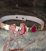 Cinturón de cuero color beige con apliques de ágatas de colores engarzadas en metal dorado.