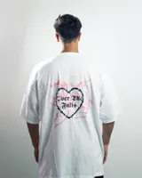 Remera blanca de algodón con estampado pequeño en el centro del pecho con la frase "Over The Falls" en letras góticas negras.