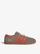 Zapatillas Adidas Gazelle Lo Pro color marrón topo con las tres tiras laterales en naranja y detalles en naranja en el talón y el interior.