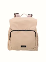 Mochila pequeña color beige con cierre superior y bolsillo frontal con cierre.