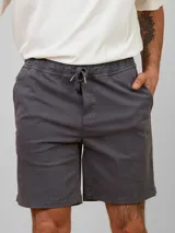 Bermuda color arena con cintura elastizada y cordón de ajuste.