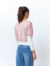 Cropped top negro de manga corta, con efecto transparente y brillo metálico.