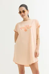 Vestido corto color verde oliva con estampado de dos rostros en color blanco.