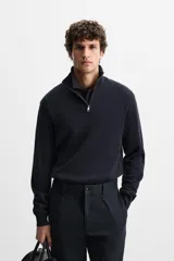Jersey negro de punto de algodón, corte recto, cuello perkins con cremallera metálica y mangas largas terminadas en rib.