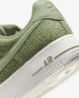 Championes Nike Air Force 1 ´07 PRM de mujer, color verde con estampado Safari y detalles en relieve.