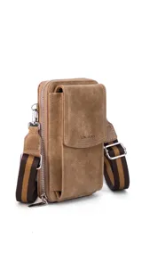 Phone bag color tostado con bolsillo frontal con tapa para el celular. Correa de galón regulable y desmontable para llevar colgada o dentro de la cartera. Cierre perimetral de gran apertura. Bolsillos interiores para documentos, reparticiones para tarjetas y billetes.