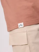 Remera negra de algodón con estampado del logo de la marca Rusty en el frente.