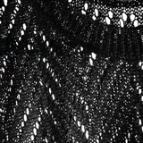 Kimono de gasa liviana color negro, con calce amplio y fluido. Presenta terminación con mini borlas decorativas en ruedo y laterales, y cierre abotonado en el frente.