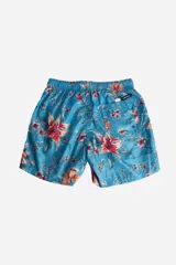 Short de baño celeste con estampado floral en tonos naranja y rojo. Cuenta con bolsillos laterales, cintura elástica con cordón ajustable y logo en goma en la pierna derecha.