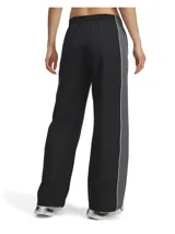 Pantalón deportivo Under Armour Rival Woven para mujer, color negro con detalles en gris y logo blanco.