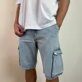 Bermuda de jean celeste con bolsillos cargo laterales y traseros.