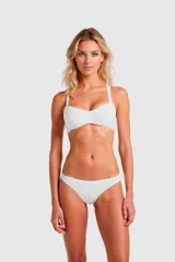 Vedetina blanca con diseño minimalista y tirantes ajustables, ideal para uso diario.
